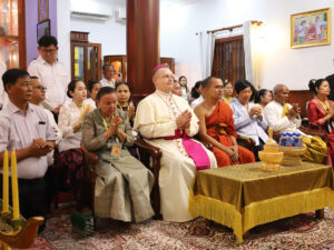 Mgr Olivier Schmitthaeusler, vicaire apostolique de Phnom Penh, le 13 juin 2026 avec des responsables bouddhistes à la pagode Wat Botum Vatey de Phnom Penh.