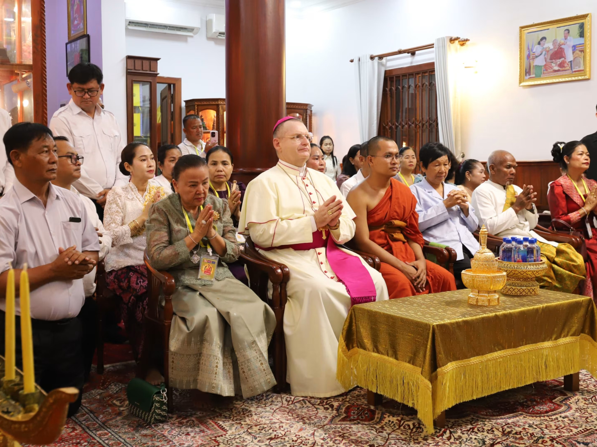 Mgr Olivier Schmitthaeusler, vicaire apostolique de Phnom Penh, le 13 juin 2026 avec des responsables bouddhistes à la pagode Wat Botum Vatey de Phnom Penh.