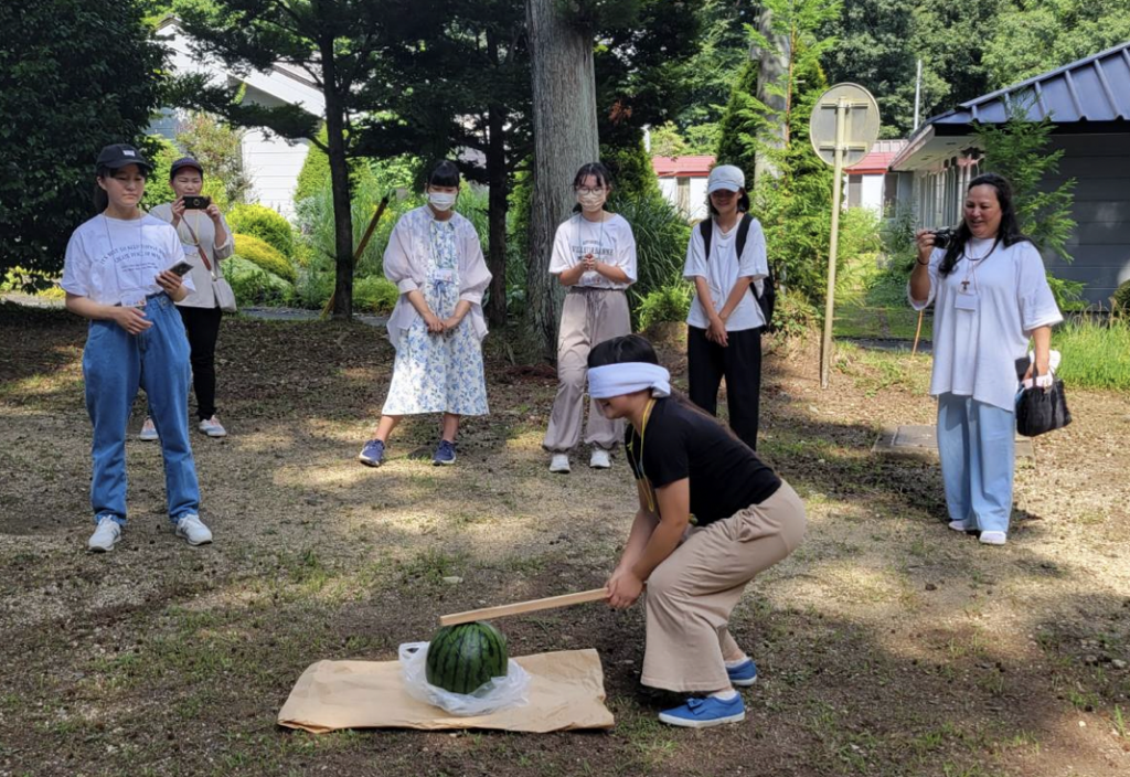 Jeu de la « pastèque » pendant un camp d’été (il faut retrouver une pastèque avec un bâton les yeux bandés, guidé par ceux qui nous entourent et… cherchent à nous égarer !