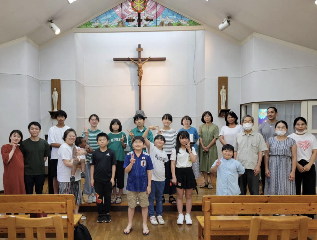 Le « Club des agneaux » un dimanche de l’année 2025, avec le P. Sawano (masqué)