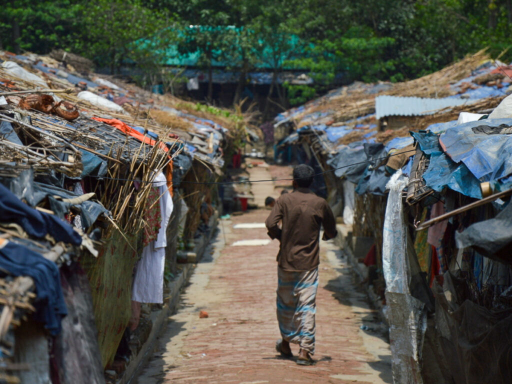 Dans les camps du Bangladesh, l’aide humanitaire s’épuise et les Rohingyas n’entrevoient aucun avenir.