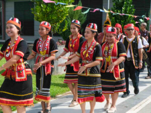 Des danseuses Dayaks, un ensemble de peuples autochtones de Bornéo, lors d’une célébration dans l’église Sainte-Anne de Kota Padawan, dans l’archidiocèse de Kuching.
