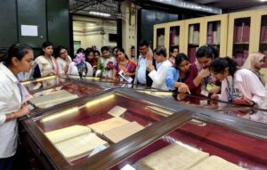 Des étudiants visitent une collection de manuscrits indiens anciens à Kolkata, avril 2025.
