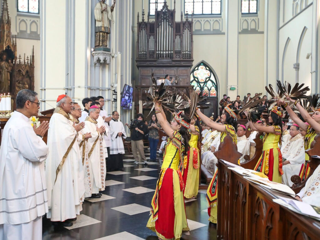 Des danses traditionnelles indonésiennes et des intentions de prière en plusieurs langues ont illustré le riche héritage multiculturel de l’Asie, le 26 juillet durant la messe de clôture de la XIIe assemblée plénière de la FABC.