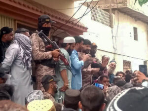 Le 8 juillet à Baldia Town, Karachi, les forces de l’ordre ont protégé les familles chrétiennes et leurs habitations après une accusation de blasphème.