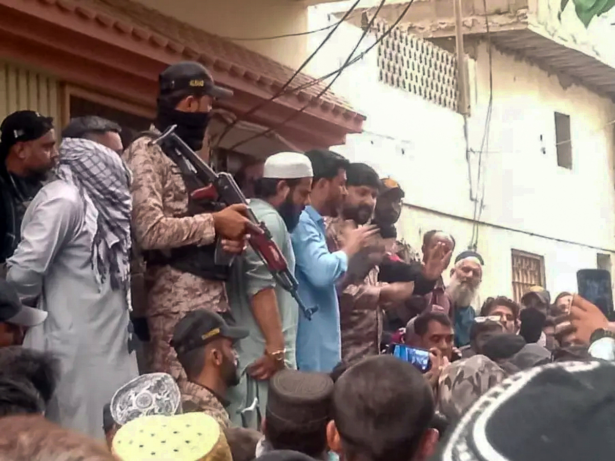 Le 8 juillet à Baldia Town, Karachi, les forces de l’ordre ont protégé les familles chrétiennes et leurs habitations après une accusation de blasphème.