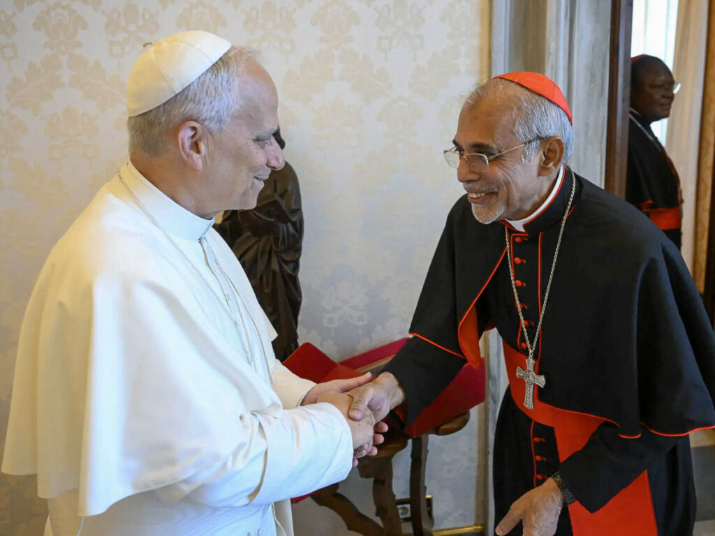 Le cardinal Ferrao, président de la FABC, avec le pape Léon XIV au Vatican en 2025.