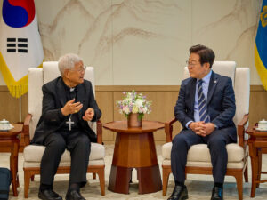 Le cardinal Lazarus You Heung-sik avec le président Lee Jae Myung, le 7 juillet 2025 à Séoul.