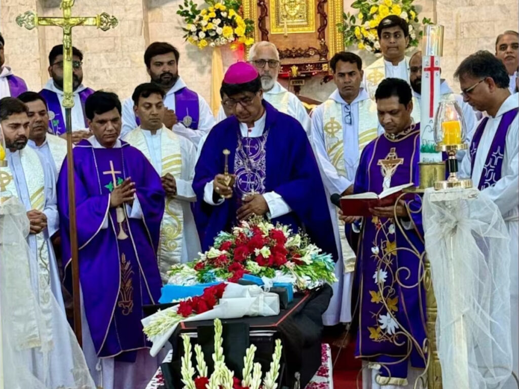 Mgr Khalid Rehmat, nouvel archevêque de Lahore, le 2 juillet dans l’église Saint-Joseph durant la messe de funérailles d’Amir Peter.
