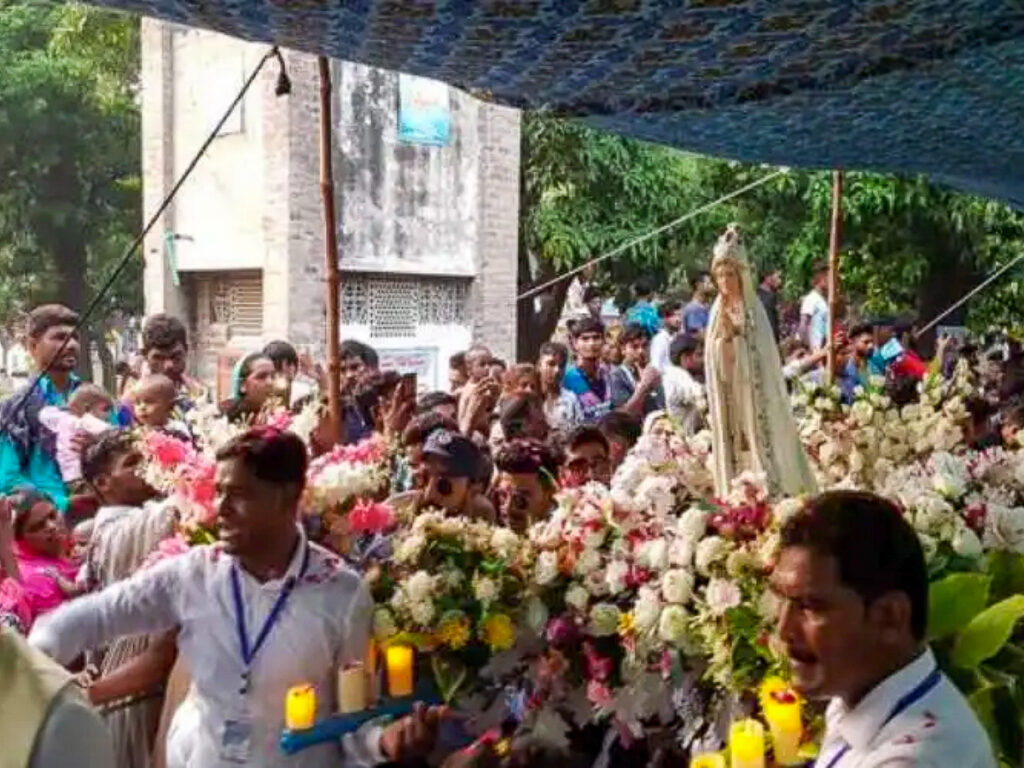Une procession au sanctuaire marial de Mariamabad, Pakistan.
