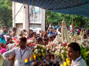 Une procession au sanctuaire marial de Mariamabad, Pakistan.
