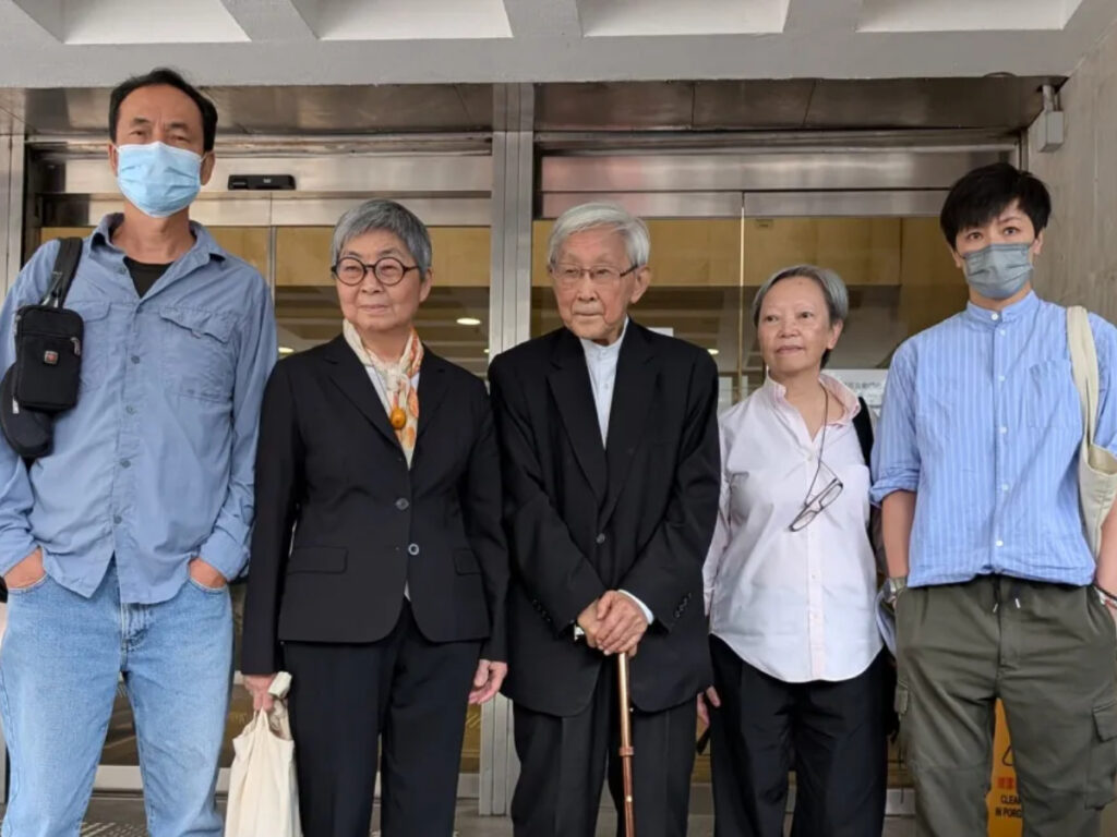 Le cardinal Joseph Zen (au centre), le 3 septembre devant Cour d’appel de Hong-Kong, avec Hui Po-keung, Margaret Ng, Cyd Ho et Denise Ho (de gauche à droite).