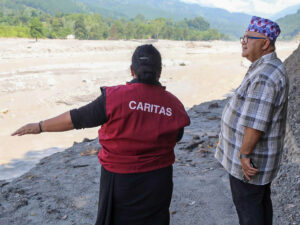 Le père Silas Bogati, administrateur apostolique du vicariat du Népal, avec sœur Cecilia Durga Shrestha, de Caritas Népal, le 9 septembre dans une des vallées affectées.