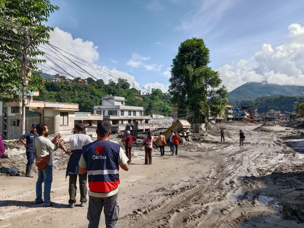 Une équipe de Caritas Népal, le 28 août 2026 à Nuwakot, une zone sinistrée le long de la rivière Trishuli.