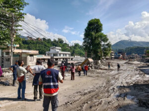 Une équipe de Caritas Népal, le 28 août 2026 à Nuwakot, une zone sinistrée le long de la rivière Trishuli.