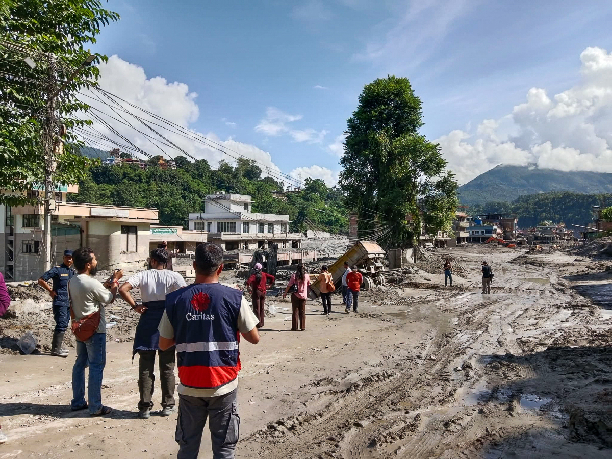 Une équipe de Caritas Népal, le 28 août 2026 à Nuwakot, une zone sinistrée le long de la rivière Trishuli.