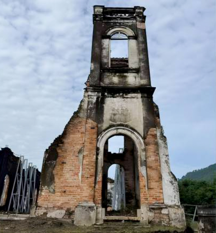 Aujourd’hui, les ruines de l’église du Sacré-Cœur de Jésus de Pagar Tras sont souvent surnommé « Notre-Dame de la jungle ».