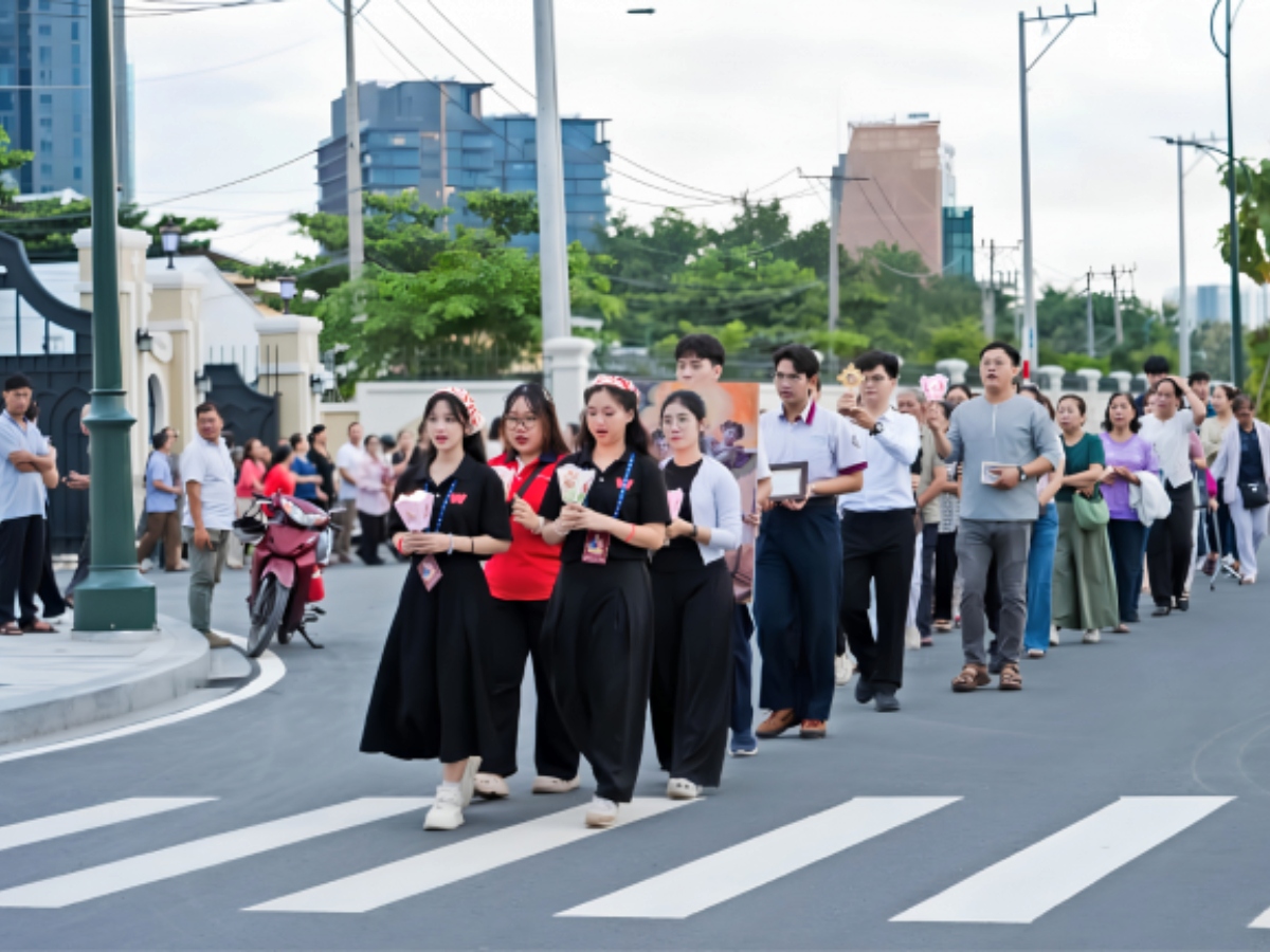 À Hô-Chi-Minh-Ville, des jeunes catholiques ont porté en procession une relique de saint Carlo Acutis avant la messe du 12 octobre.