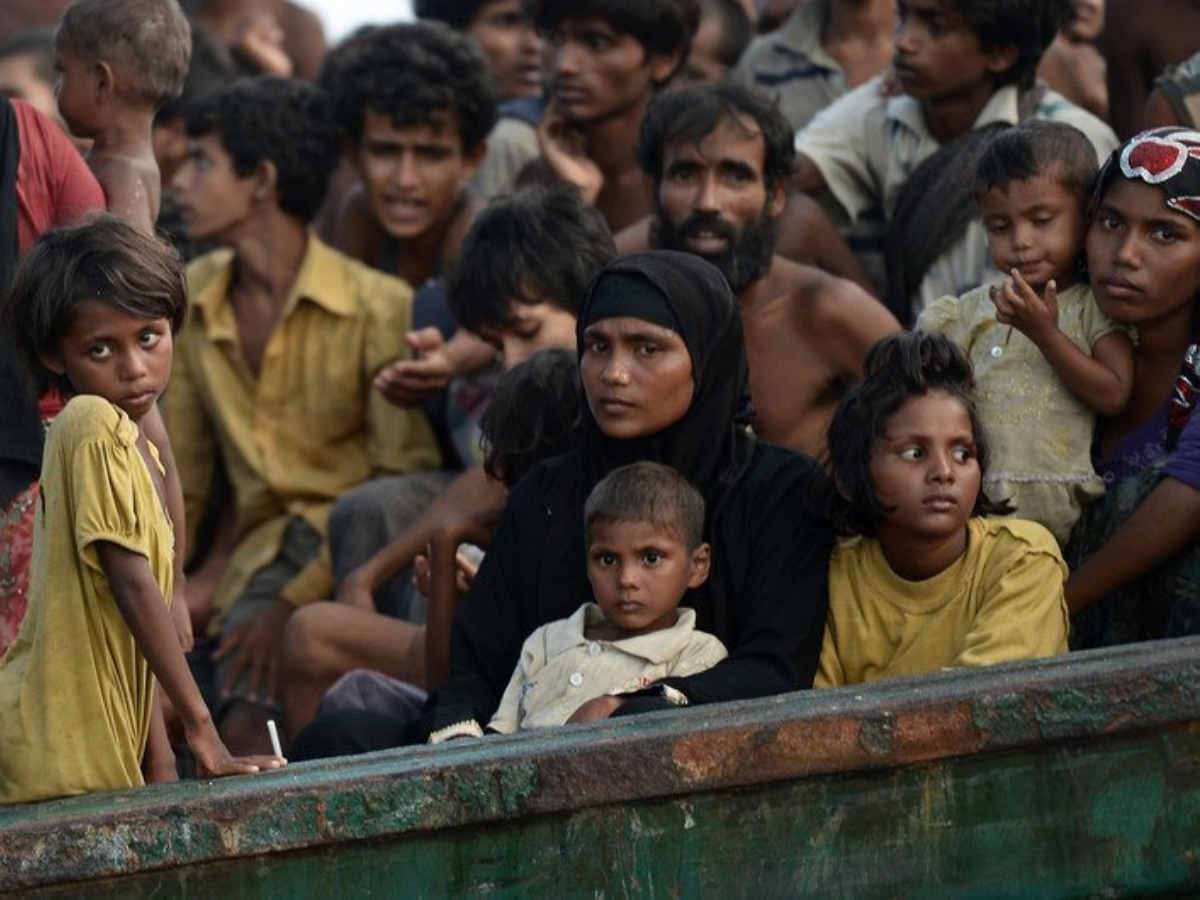 Des Rohingyas coincés sur le pont d'un bateau de passeurs abandonné dérivant dans la mer d’Andaman en 2015.
