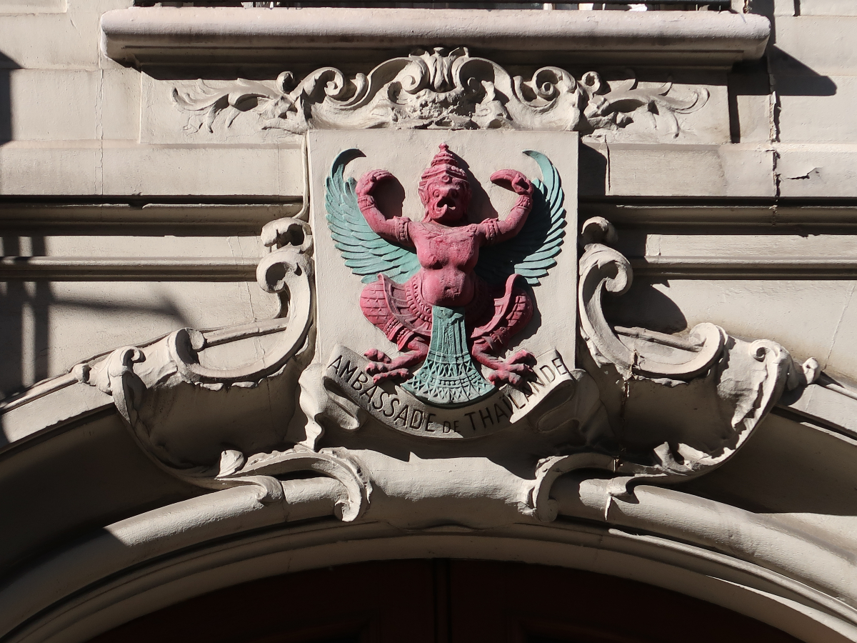 Détail de la façade de l'ambassade de Thaïlande en France, 8 rue Greuze (Paris, 16e).