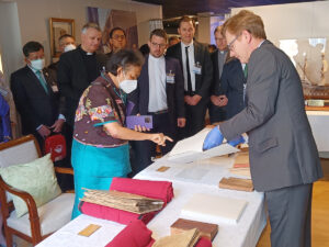 La princesse Maha Chakri Sirindhorn de Thaïlande, le 17 mai 2023 à la maison MEP, rue du Bac, devant le journal de Kosa Pan.