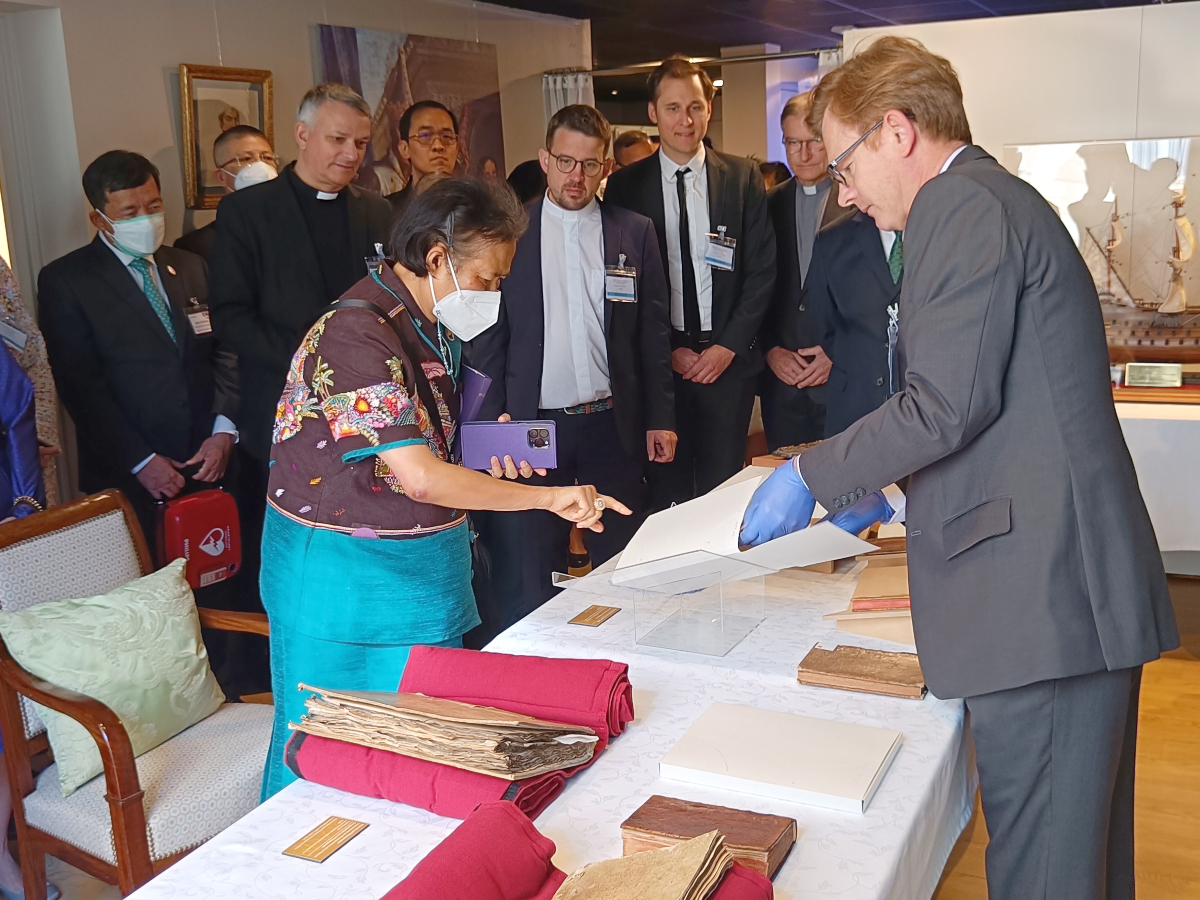 La princesse Maha Chakri Sirindhorn de Thaïlande, le 17 mai 2023 à la maison MEP, rue du Bac, devant le journal de Kosa Pan.