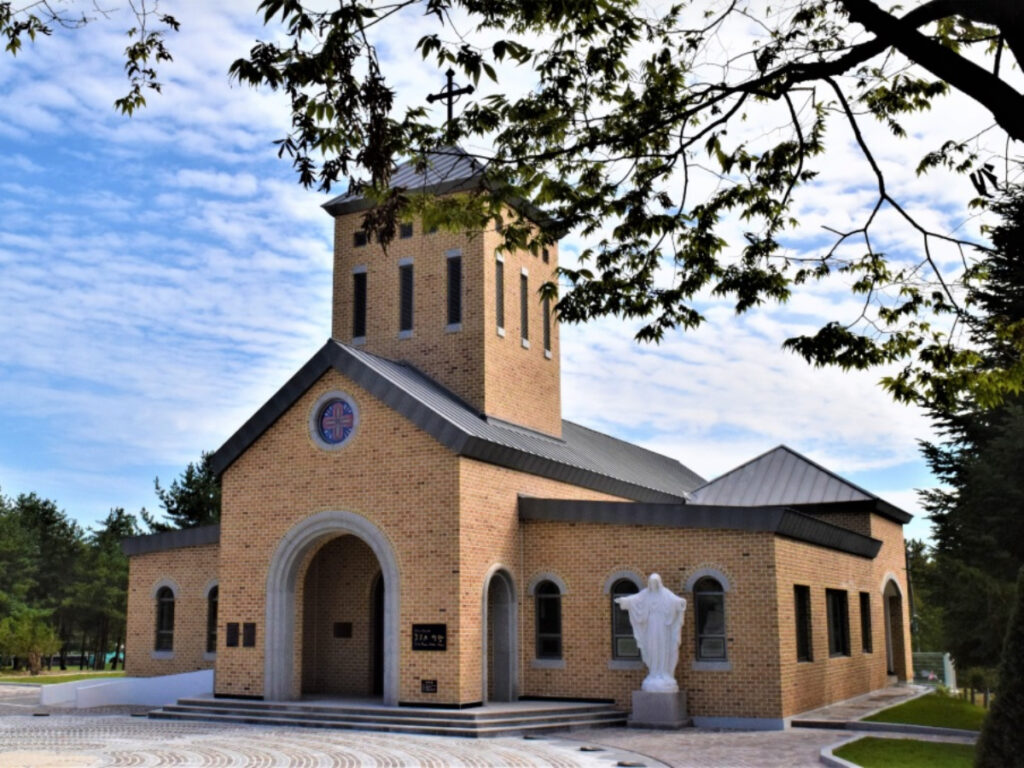Une chapelle catholique sud-coréenne dans la Zone démilitarisée (DMZ), construite en 2019 à l’image de la chapelle de la Portioncule à Assise.