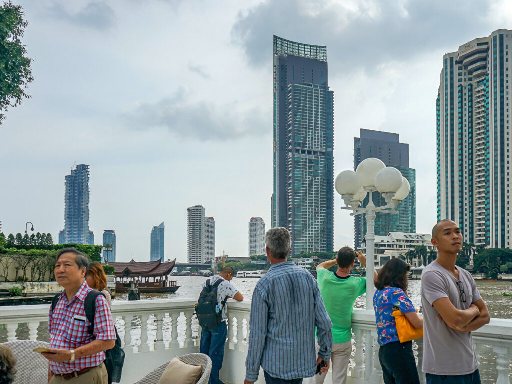 Vue depuis la résidence de l’ambassade de France à Bangkok, au bord du fleuve Chao Phraya.