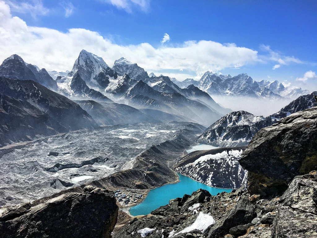 Après l’effondrement d'un glacier en août qui a fait plus de 1 400 morts, le Népal lance un projet massif de 44 millions d’euros pour assécher quatre lacs glaciaires à haut risque.